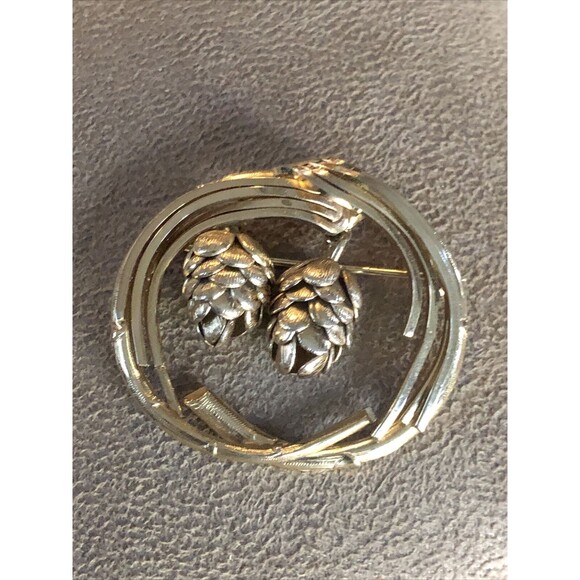 Vintage Rare 1/20 12K GF Brooch Fall Wreath With Dangle Pine Cones Brooch - Picture 6 of 8